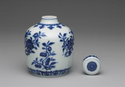 图片[3]-Lidded jar with chrysanthemums pattern in underglaze blue, Qing dynasty, Yongzheng reign (1723-1735)-China Archive